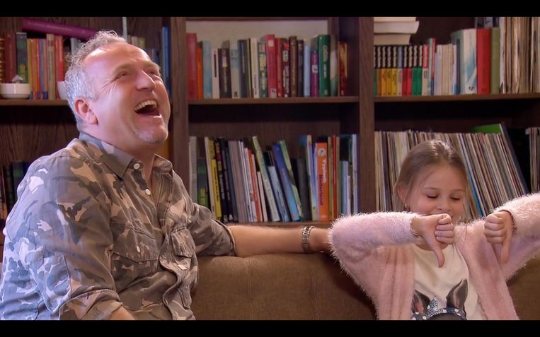 Een lachende Gordon met Katja's dochter Lola. Beeld RTL