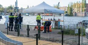 Lichaam aangetroffen in de Amstel ter hoogte van Weesperzijde