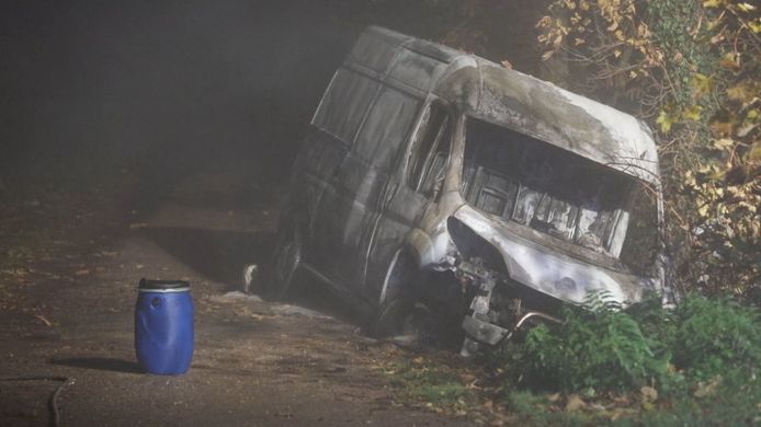 De bestelbus vol vaten met chemicaliën die maandag uitgebrand werd gevonden in Arnhem.