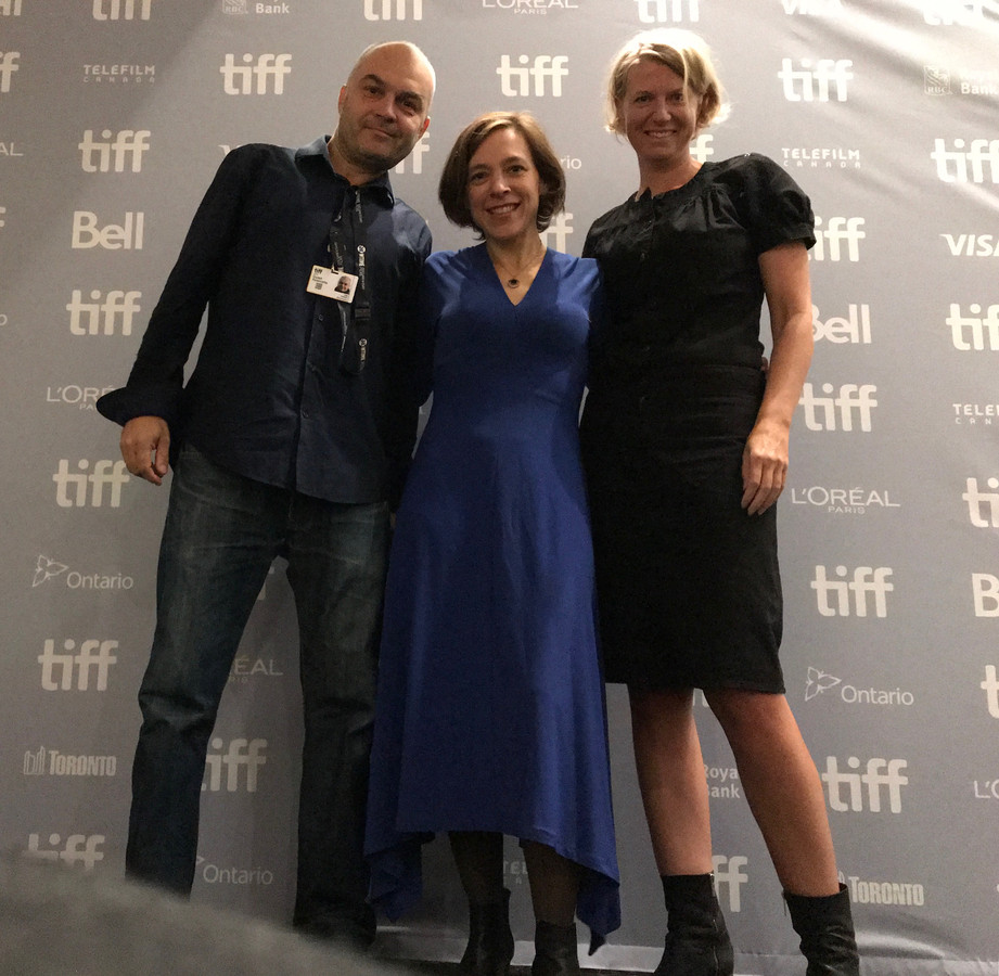 Regisseur Esther Rots (rechts) en componist Dan Geesin (links) zijn zaterdag 9 november bij de vertoning van hun film in Bredevoort.