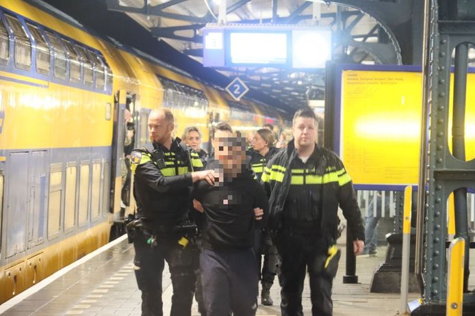 Op station Meppel zijn vanavond twee verdachten aangehouden na een steekincident.  Eén persoon raakte gewond.