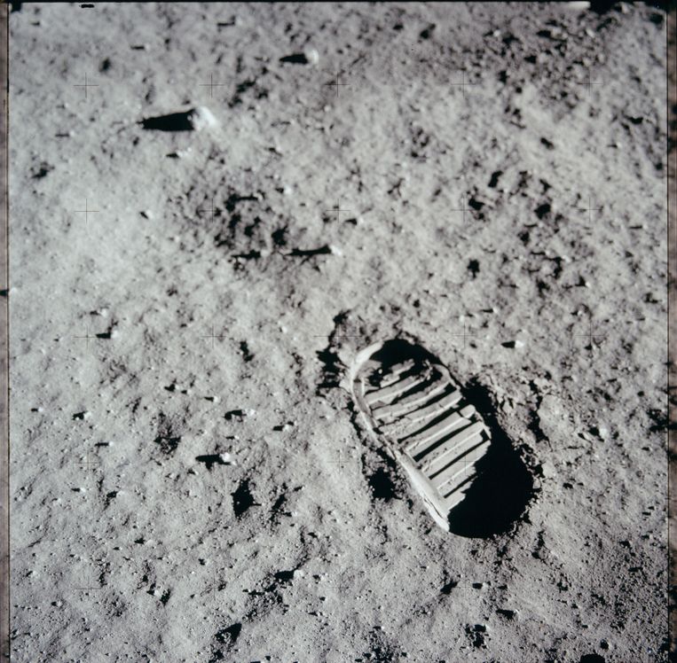 De voetstappen van de astronauten zijn nog steeds zichtbaar op de maan. Er waait op de maan geen wind die de voetsporen uitwissen. De voetsporen zullen nog jaren te zien zijn, net als spullen die de astronauten daar hebben achtergelaten. Ergo: geen complottheorie. 	 Beeld NASA