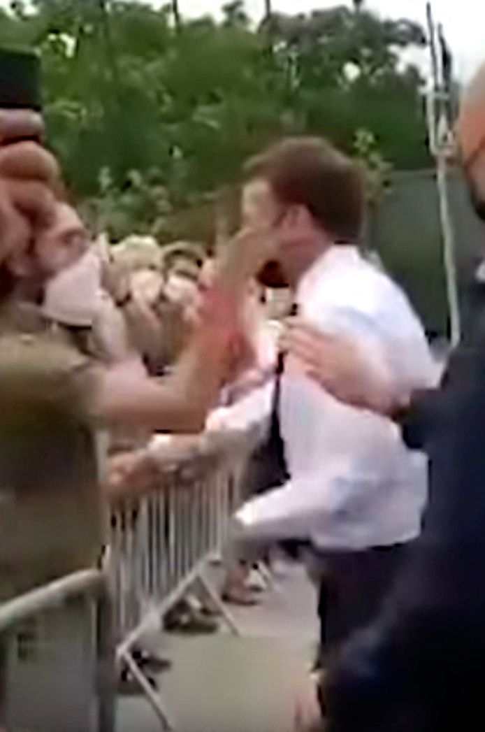 Deze beelden gingen de wereld rond: toeschouwer Damien Tarel kletst Frans president Emmanuel Macron in het gezicht.