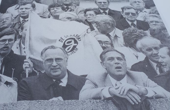 De Graafschap-trainer Sandor Popovics (midden) op de tribune, in juni 1985 tijdens het beslissende nacompetitieduel tussen De Graafschap en NEC.