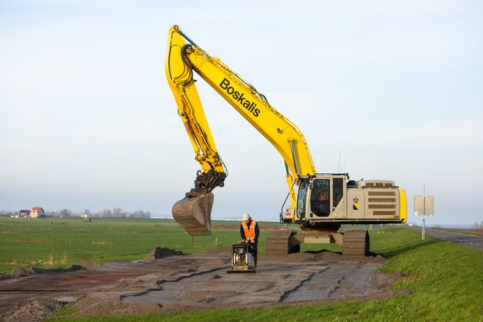 Boskalis gaat 26 kilometer dijk versterken tussen Ravenstein en Lith. Het is geen onbekend terrein voor het Papendrechtse bedrijf, dat vorig jaar nog een saneringsproject in Bunschoten-Spakenburg uitvoerde.