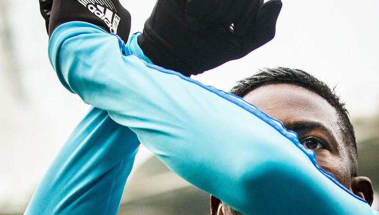 Elia maakt één van zijn gebaren tijdens de wedstrijd tegen Roda JC Beeld Jiri Buller