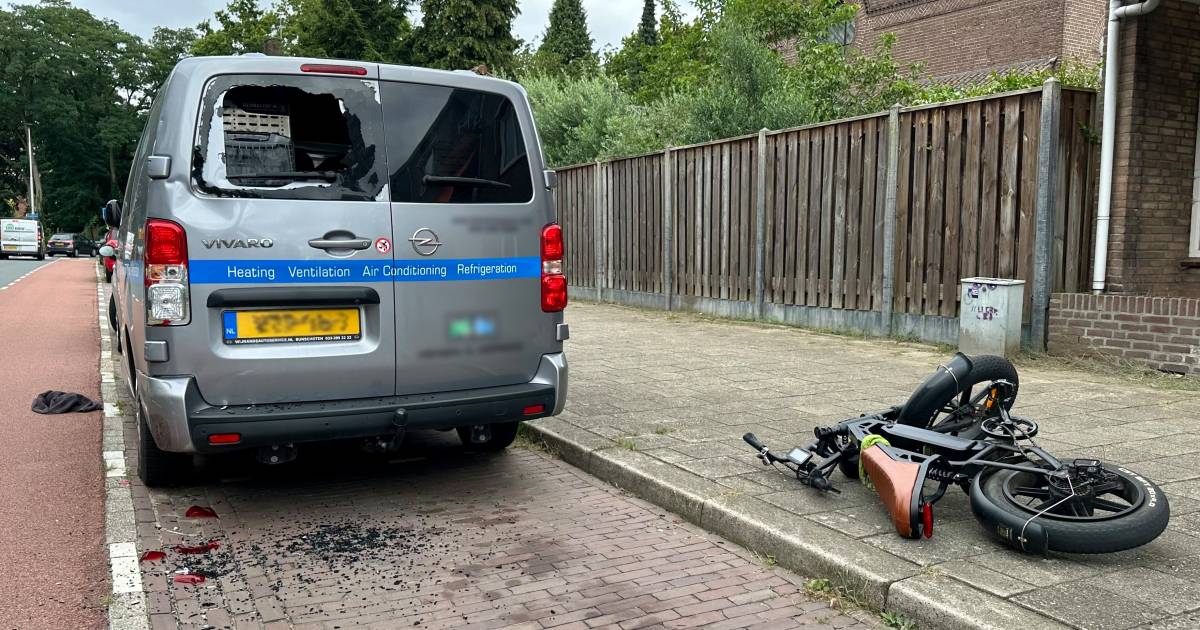 Jonge fatbiker zwaargewond na botsing met een geparkeerde bestelbus.