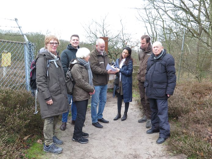 Een groep wandelaars biedt de petitie aan Dunea en Het Zuid-Hollands Landschap aan.