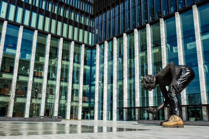 Het markantst van alles is het ruim vijf meter hoge brons-stalen beeld op het openbare voorplein.