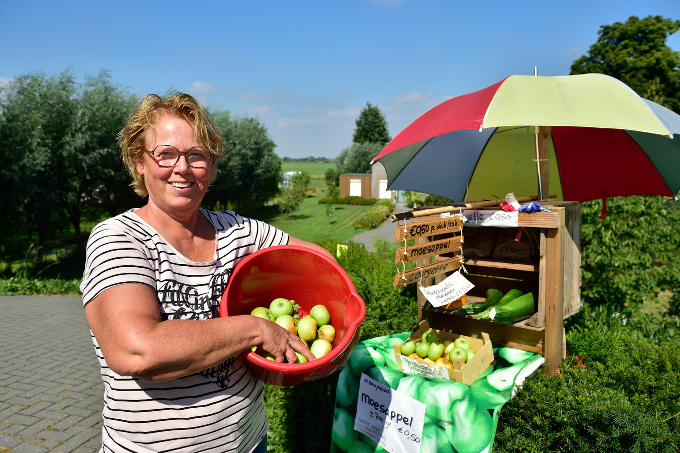 Annemieke Borsboom heeft een kraampje bij haar huis in Hekendorp met groente en fruit uit eigen tuin.