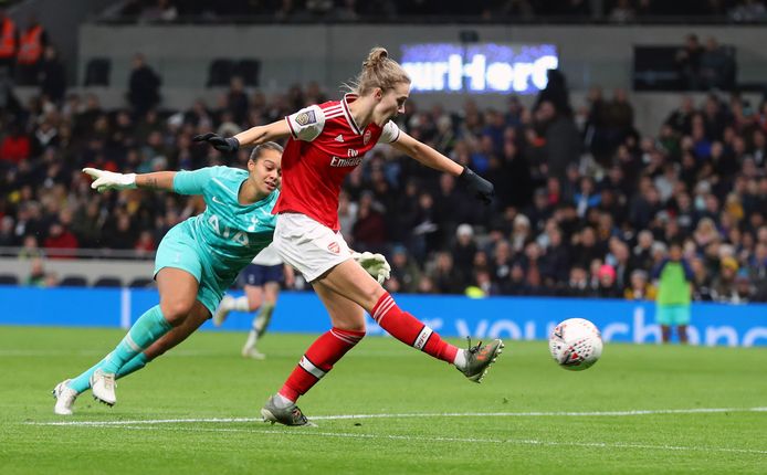 Vivianne Miedema schiet de 0-2 binnen namens Arsenal tegen Tottenham Hotspur.