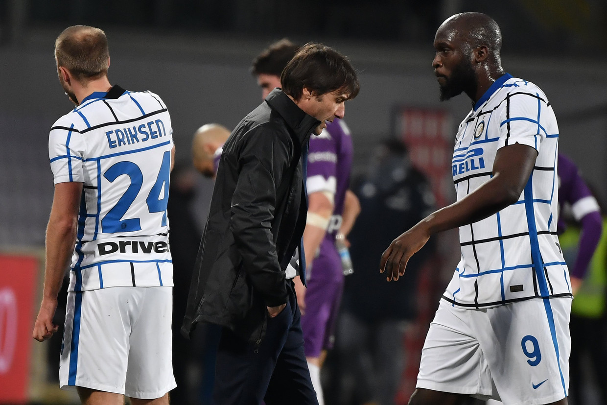 Trainer Antonio Conte en Romelu Lukaku kijken bezorgd. 'Ons project werd in augustus stopgezet', zei Conte al over de perikelen bij Inter. Beeld Photo News