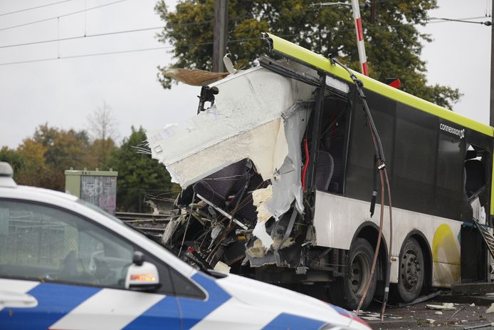 Trein ramt bus doormidden op spoorwegovergang in Bergen op Zoom.