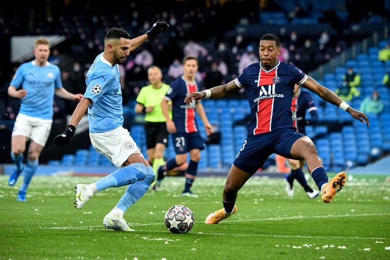 Riyad Mahrez trapt de 1-0 binnen voor Manchester City in het Etihad Stadium. PSG-verdediger Presnel Kimpembe komt net te laat. Beeld EPA
