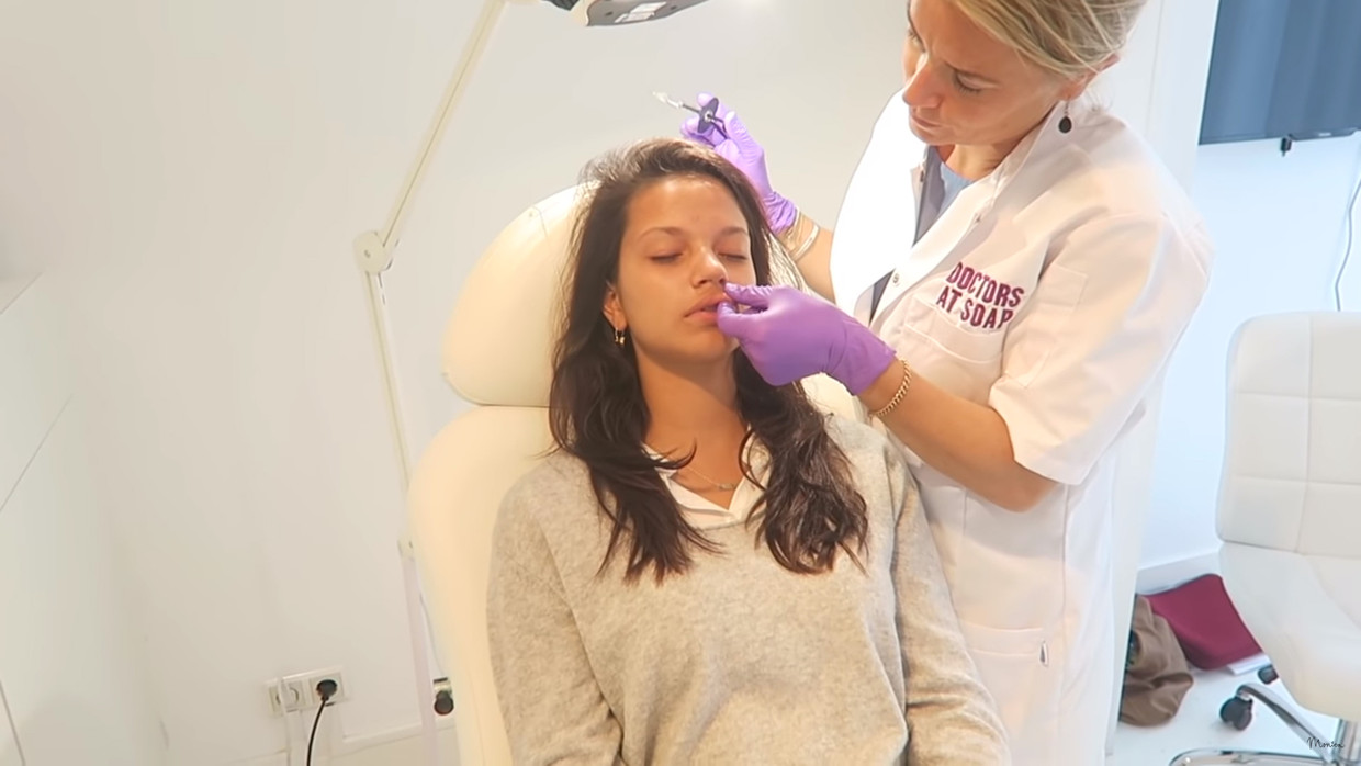 Vlogger Monica Geuze laat haar lippen opspuiten. Beeld 
