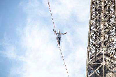 Koorddanser steekt de Seine over vanop de Eiffeltoren