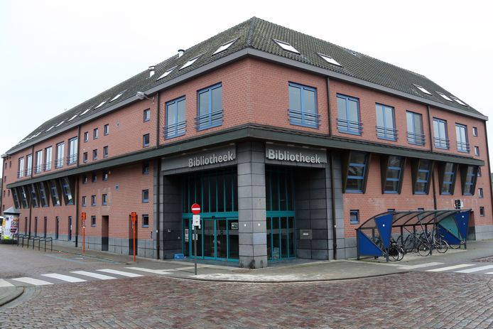 De tieners planden de ripdeal terwijl ze rondhingen aan de biblotheek in Herentals