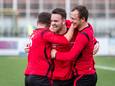 EFC-spits Niels Krekels (midden) viert zijn doelpunt in Someren met Mike Thijssen (l) en Dennis van Sambeeck.