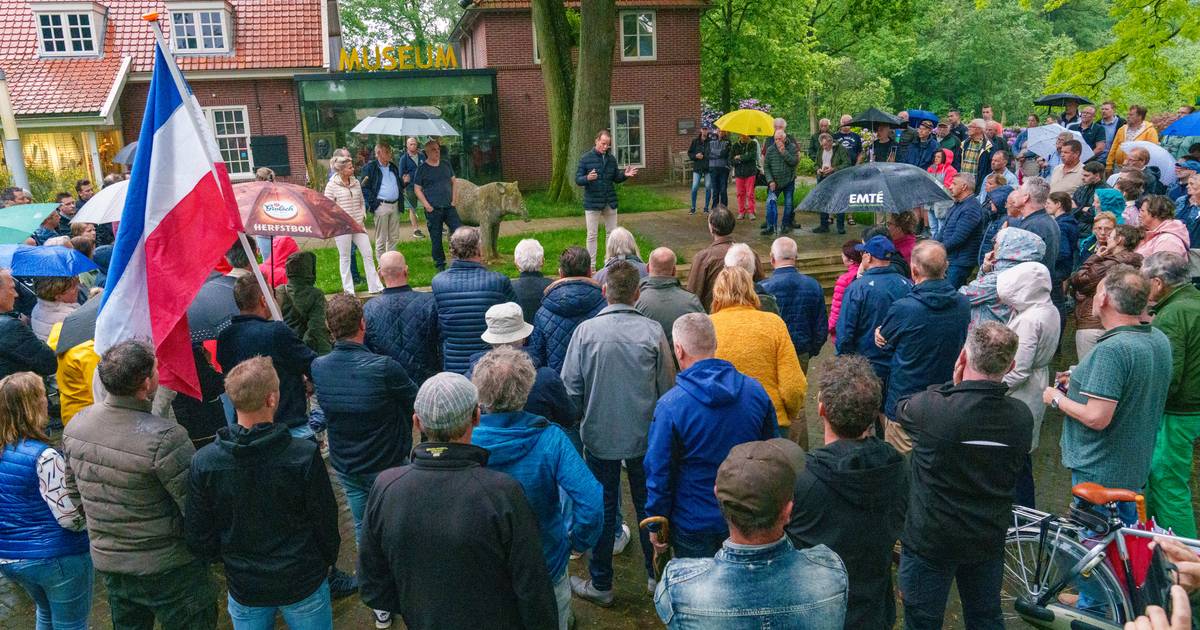 Denekamp komt bijeen tegen groot azc aan de rand van het dorp: ‘Het is één voor twaalf’