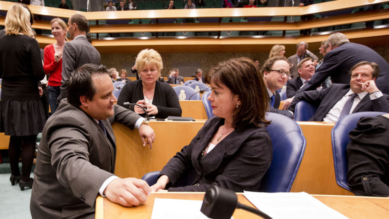 Minister De Jager en Jolande Sap tijdens het debat over het akkoord van de 'Kunduz'-coalitie. Beeld ANP
