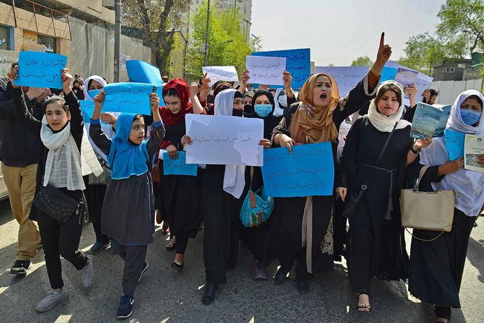 Afgelopen dagen protesteerden Afghaanse meisjes en vrouwen tegen het besluit van de Taliban om de middelbare scholen toch niet te openen voor meisjes. Dit protest vond zaterdag plaats voor het ministerie van Onderwijs in Kaboel.