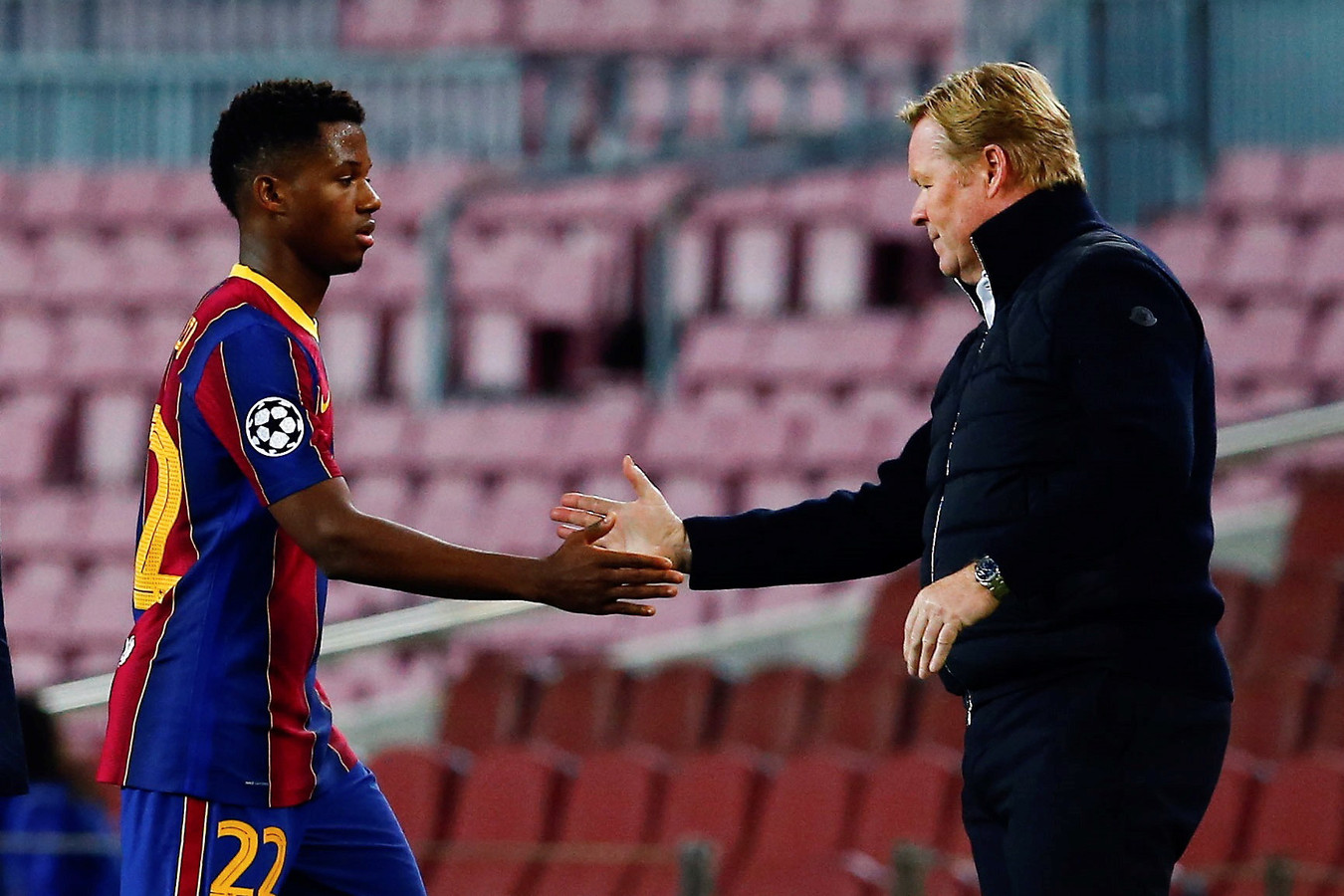 Barcelona-trainer Ronald Koeman (r) begroet Ansu Fati.