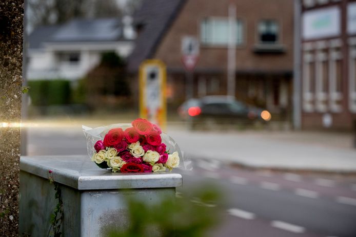 Bloemen op de Heiligestraat waar gisteren een 85 jarige fietser werd doodgereden