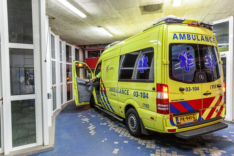 De ambulance rukt alleen nog uit voor spoedritten. Beeld Harry Cock / de Volkskrant