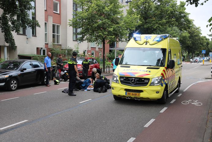 Aan de Van Miereveltlaan in Delft is vanmiddag een fietser zwaargewond geraakt bij een ongeval.