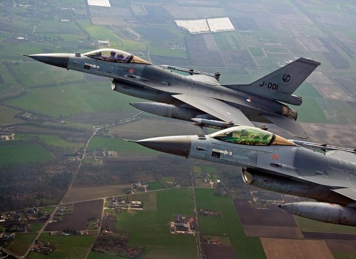 Twee F16's vliegen boven Nederland.