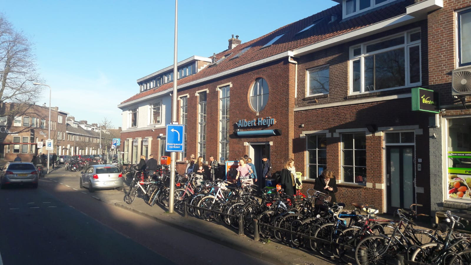‘Junkachtig type’ probeert met broodmes Albert Heijn Willem van Noortplein te overvallen Foto