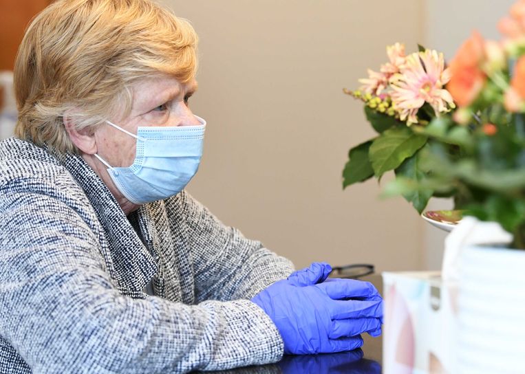 Een vrouw bezoekt haar man in verpleeghuis Honinghoeve van Stichting Waalboog.  Beeld ANP