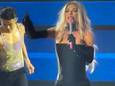 Shania Twain zingt per ongeluk met stok in plaats van microfoon