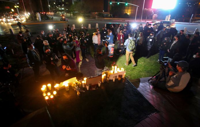Des journalistes participent à une veillée en l'honneur du photojournaliste mexicain Margarito Martinez, 49 ans, qui a été tué devant son domicile par des inconnus, à Tijuana, au Mexique, le 21 janvier 2022.