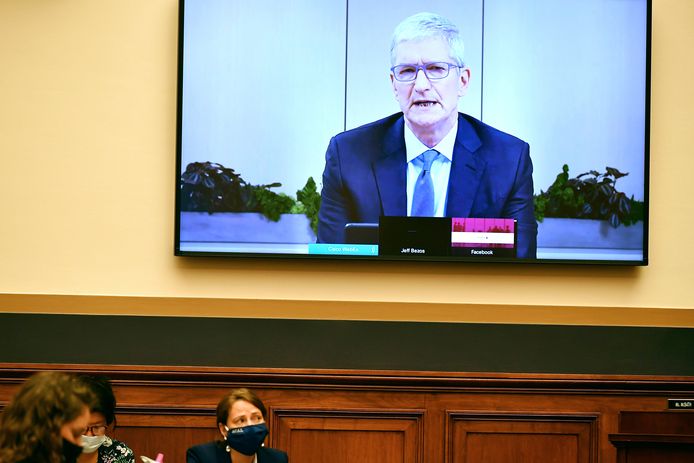Tim Cook van Apple zei dat zijn bedrijf flinke concurrentie heeft van merken als Samsung en Huawei.