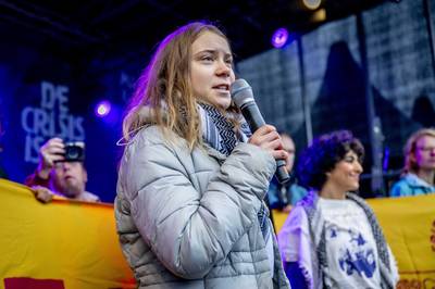 Relletje op klimaatmars Amsterdam: man pakt microfoon af van Greta Thunberg na pro-Palestijnse uitspraken