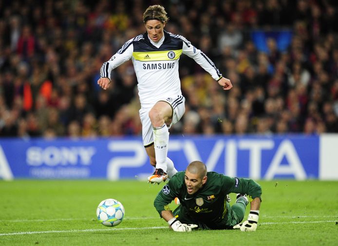 Fernando Torres glipt voorbij Victor Valdes en maakt de 2-2, waardoor Chelsea naar de finale gaat.