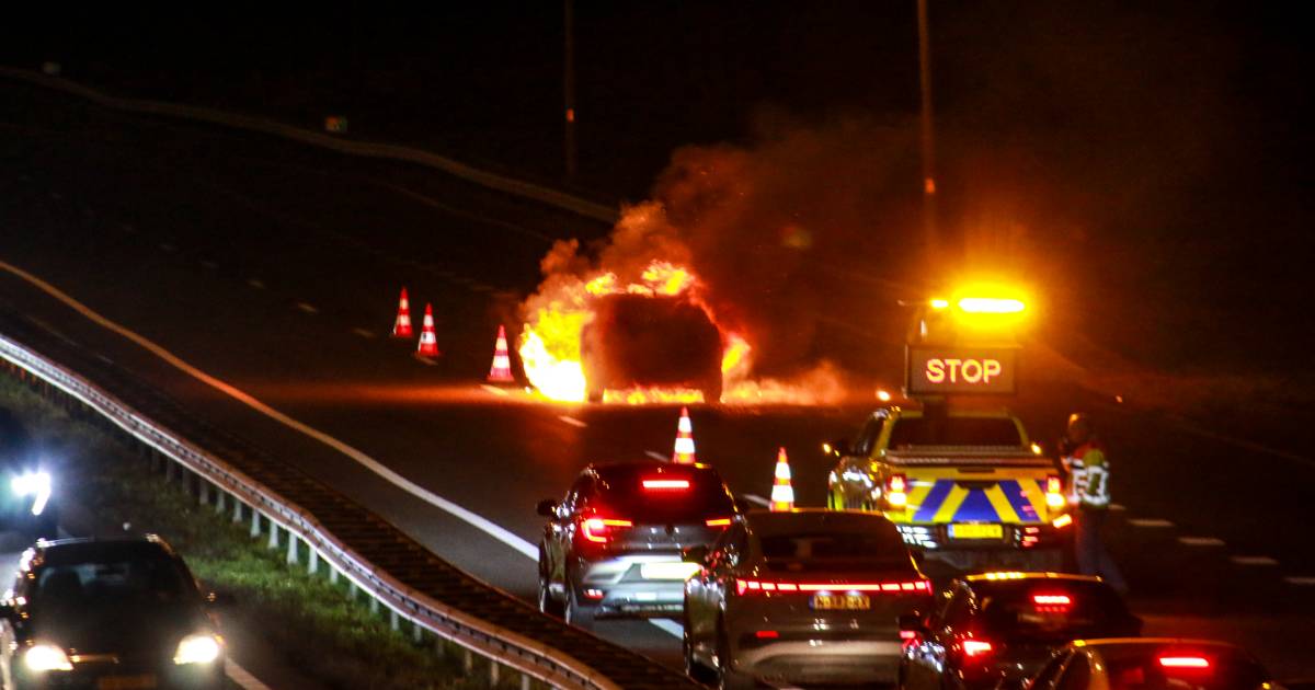 Ook wegdek raakt beschadigd bij autobrand op A15; weg gaat dicht voor herstelwerkzaamheden