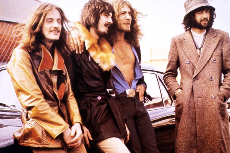 De leden van Led Zeppelin - Robert Plant in het hemd, arm om de schouder van John Bonham, links John Paul Jones, rechts Jimmy Page - waren onder de indruk van IJsland. Beeld Redferns