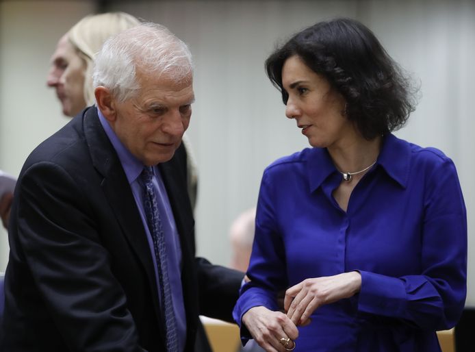 Hadja Lahbib, la ministre belge des Affaires étrangères, en discussion avec Josep Borrell, le chef de la diplomatie européenne