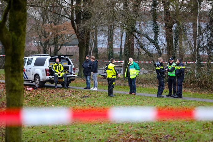 Politieagenten deden gisteren onderzoek bij de vijver bij rotonde De Maten in Apeldoorn.