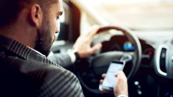 Nieuwe campagne tegen afleiding achter het stuur: “3 op 10 bestuurders zitten op hun gsm tijdens het rijden”
