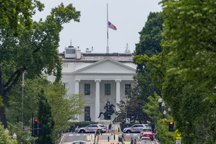 Biden veroordeelde de "zinloze daad van geweld" en gaf opdracht de vlaggen boven het Witte Huis en de federale en militaire gebouwen halfstok te hangen als eerbetoon aan de slachtoffers.