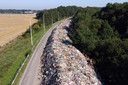 Cette photographie aérienne prise le 3 septembre 2021 montre des déchets sur l'autoroute A601 abandonnée à Juprelle, près de Liège.