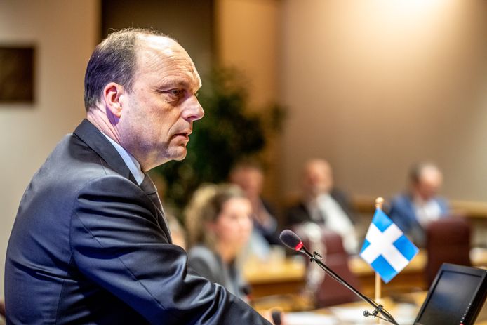 VVD-burgemeester Peter Snijders van Zwolle zou zelf de hennepteelt zo snel mogelijk legaliseren, om te zorgen voor minder criminaliteit.
