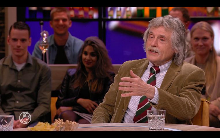 Bijna 600.000 Nederlandse kijkers zagen gisteravond hoe voetbalanalist en voormalig profvoetballer Johan Derksen (73) in tv-programma ‘Vandaag Inside’ bekende dat hij op zijn 22ste een bewusteloze vrouw heeft misbruikt met een kaars. Beeld Vandaag Inside