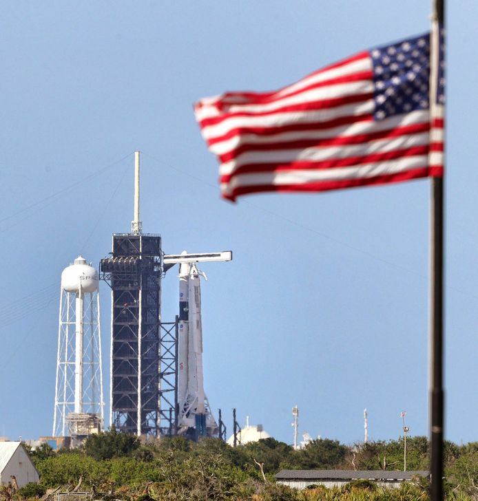 De SpaceX Falcon 9 raket met de Crew Dragon capsule staat klaar voor de lancering.