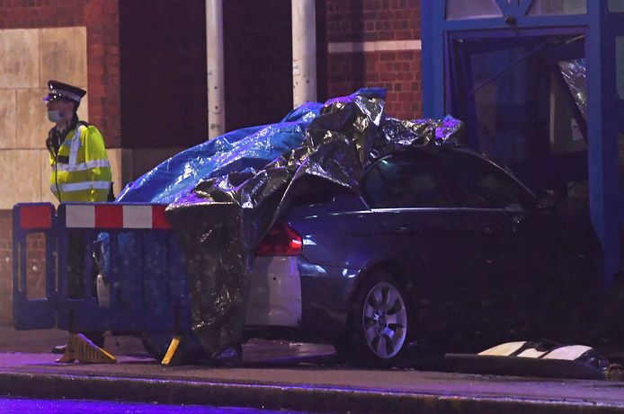 Een auto was tegen de ingang van een politiekantoor in Noord-Londen gecrasht.