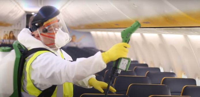 Toutes les surfaces intérieures des avions Ryanair sont désinfectées chaque nuit avec des produits chimiques efficaces pendant plus de 24 heures, selon la compagnie