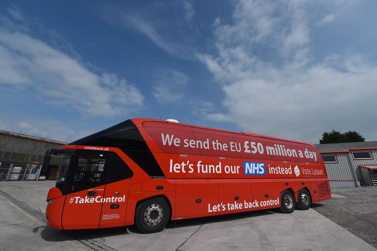 De Brexit-campagnebus met de volgens critici misleidende belofte dat de wekelijkse EU-contributie van 350 miljoen pond voortaan naar de nationale ­gezondheidszorg gaat. Beeld AFP
